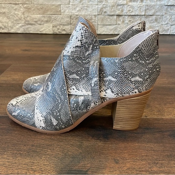 BC Azalea Crisscross Ankle Booties Python Print Size 10 - Picture 9 of 9